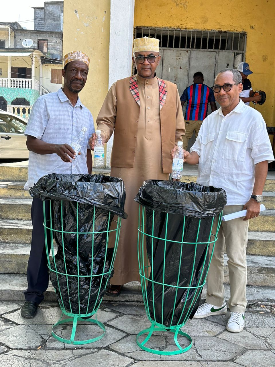120 poubelles mises à la disposition de la mairie de Moroni